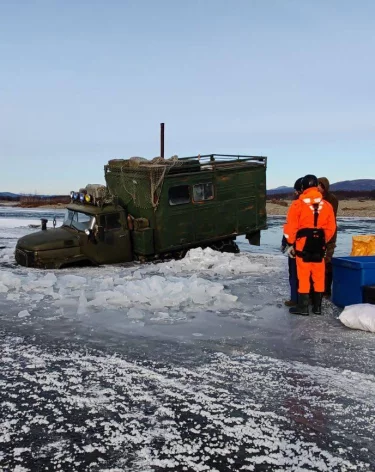 В Магаданской области специалисты МЧС помогли застрявшим на реке рыбакам