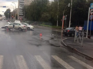 Фото: В Кемерове серьёзно столкнулись Lada и Chevrolet — одна из машин загорелась 1