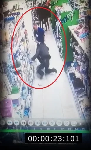 Фото: Видео избиения посетителей кемеровского магазина охранником появилось в Сети 3