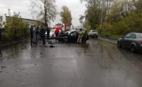 В Кузбассе легковой автомобиль врезался в автобус: один человек погиб