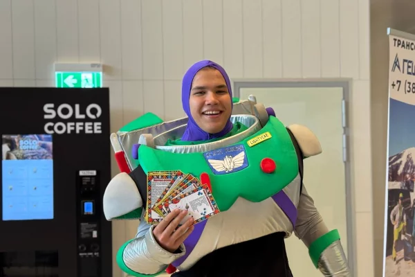 Космонавт встречал пассажиров новокузнецкого аэропорта 12 апреля