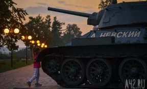 «Для чего маленьких детей туда тащат»: кемеровчане возмутились из-за детских игр на танке