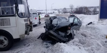 Фото: В Новокузнецке в аварии с «легковушкой» и автобусом пострадали пять человек 1