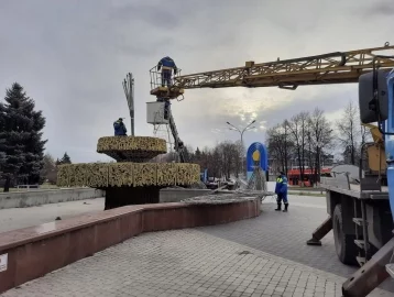Фото: В Новокузнецке на фонтаны начали устанавливать зимнюю иллюминацию 1