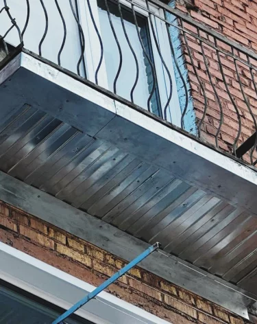 ГЖИ Кузбасса заставила управляющую компанию отремонтировать опасный балкон 