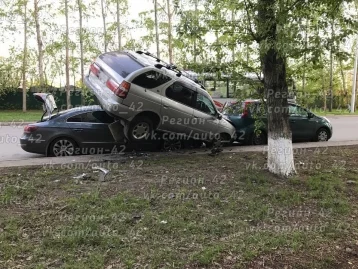 Фото: В Кемерове иномарка на полной скорости врезалась в припаркованные машины 3
