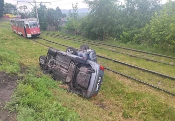 Фото: Пострадала неравнодушная прохожая: в ГАИ раскрыли детали ДТП с двумя перевёрнутыми авто в Кузбассе 1