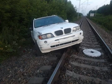 Фото: В Новосибирске нашли брошенный на железной дороге BMW  1
