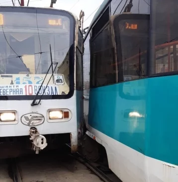 Фото: Момент столкновения трамваев возле крупного ТЦ в Кемерове попал на видео 1