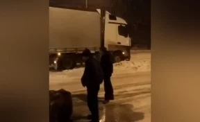 В Кемерове столкнулись фура и автогрейдер: последствия ДТП сняли на видео