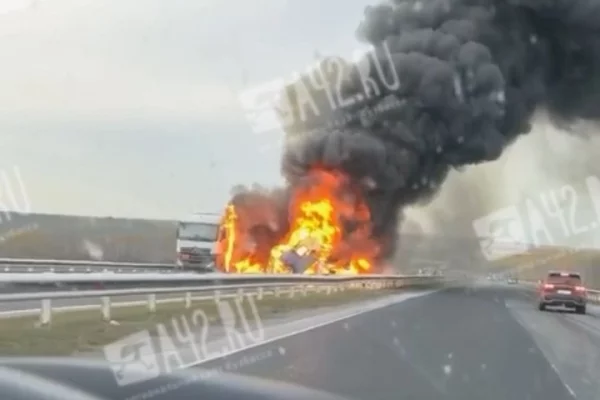 Дым столбом: на трассе Кемерово — Новокузнецк после аварии загорелась фура