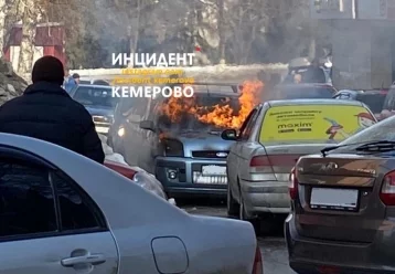 Фото: В Кемерове горящий автомобиль напротив цирка сняли на видео 1