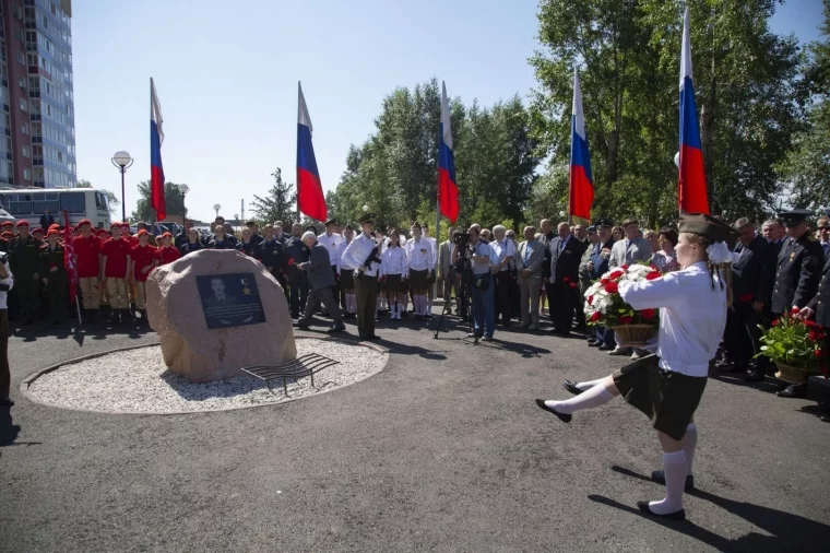 Фото: Памятный камень Дмитрию Медведеву открыли в Кемерове 1