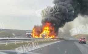 Дым столбом: на трассе Кемерово — Новокузнецк после аварии загорелась фура