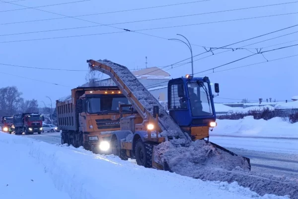 С улиц Кемерова за ночь вывезли более 12,5 тысячи кубометров снега