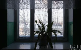 Кемеровчане пожаловались на рухнувший из-за снега балкон: власти ЧП опровергли