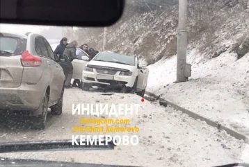 Фото: В Кемерове автомобиль врезался крышей в столб 1