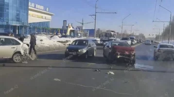 Фото: Три автомобиля столкнулись на проспекте Октябрьском в Кемерове 1