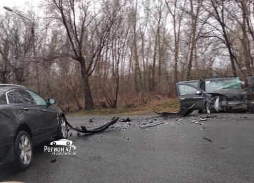 Фото: Последствия аварии с двумя легковыми автомобилями в Кемерове попали на видео 1