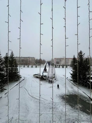 Фото: Очередной кузбасский город отметился установкой главной новогодней ели 2
