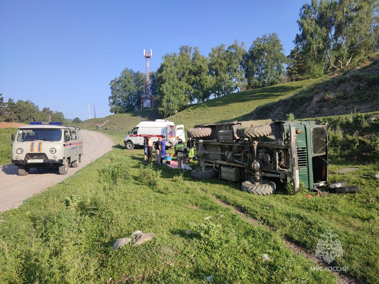 На Алтае грузовик с туристами вылетел в кювет: есть пострадавшие 