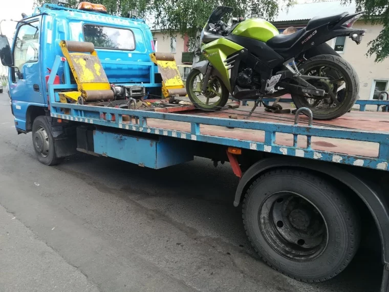 Фото: В Кузбассе инспекторы ГИБДД задержали 16-летнего подростка на мотоцикле. На место вызвали его маму 2