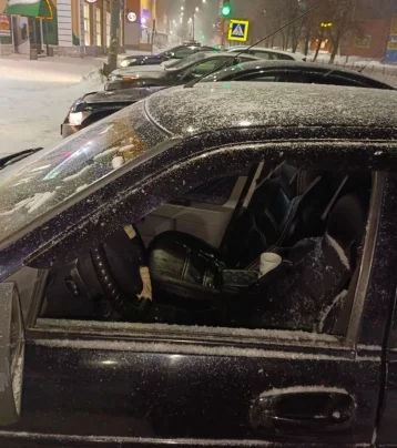 Фото: В Кузбассе пьяный мужчина разбил стекло в автомобиле кулаком 1