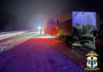 Фото: Автобус «Кемерово — Толмачёво» столкнулся с грузовиком, пострадали 4 человека 1