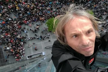 Фото: 56-летний «человек-паук» взобрался на башню в Париже 1