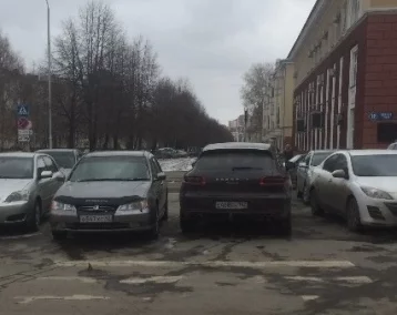 Фото: В Кемерове наказали владельца авто за парковку на пешеходном переходе  1