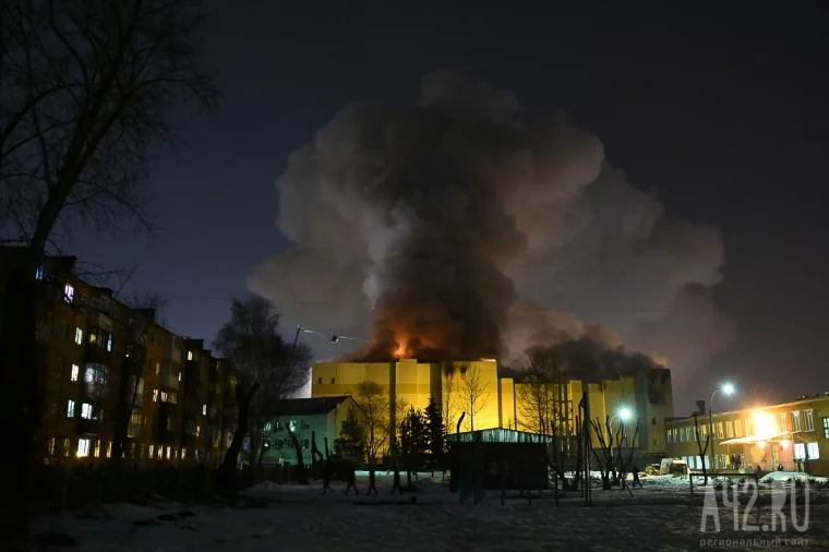 Пожар в ТРЦ, начавшийся в 16:00 25 марта, удалось ликвидировать только на следующий день. Фото: Александр Патрин / A42.RU