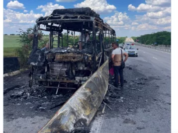 Фото: Под Симферополем дотла сгорел пассажирский автобус 1