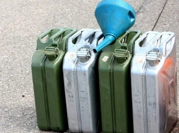 Фото: Кузбасский дорожник слил более 1 000 литров дизтоплива, чтобы купить смартфон 1