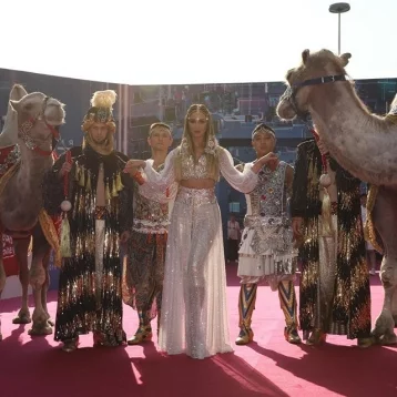 Фото: Бузова прибыла на церемонию вручения премии Муз-ТВ на верблюдах 1