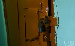 Соцсети: в Кемерове в подвал многоквартирного дома 9 дней льются сточные воды
