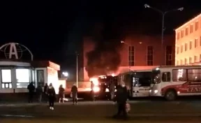 Пожар в микроавтобусе в Кузбассе попал на видео