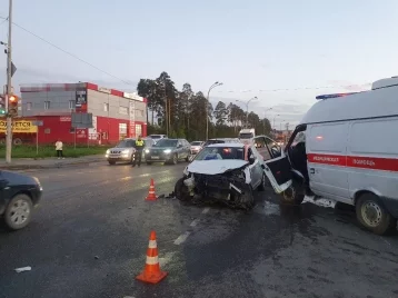 Фото: В Екатеринбурге 6 человек попали в больницу после ДТП со скорой помощью 2