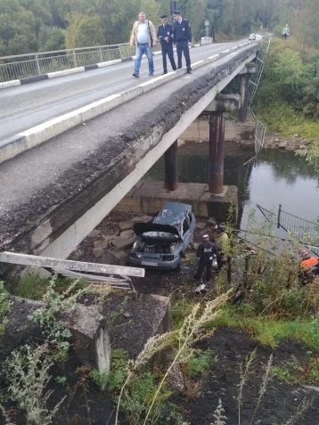 Фото: В Кузбассе автомобиль слетел с моста 1
