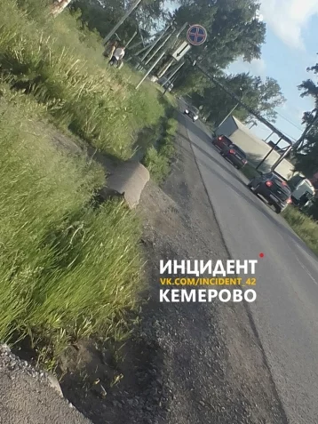 Фото: В Кемерове фура вылетела с проезжей части на Рабочей улице 2