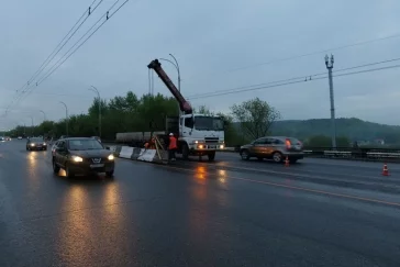 Фото: Нанесли временную разметку: в Кемерове началась подготовка к частичному перекрытию Кузбасского моста 3