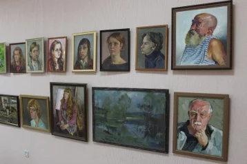 Фото: В Мысках открылась выставка художника, переехавшего жить в Кузбасс из США 1