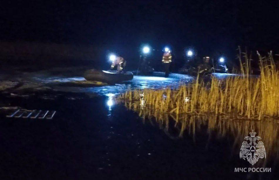В Челябинской области спасатели эвакуировали 53 рыбака с отколовшейся льдины