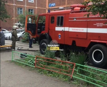 Фото: Кемеровские спасатели вытащили пострадавшего из горящей квартиры  1