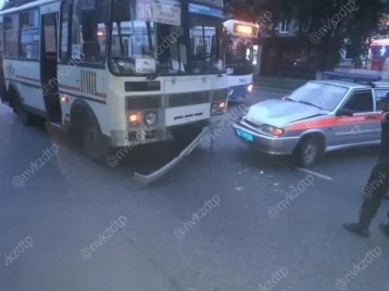 Фото: В Новокузнецке столкнулись маршрутка и автомобиль Росгвардии 1