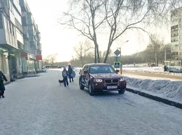 Фото: Новокузнецкого водителя BMW наказали за парковку на тротуаре 1