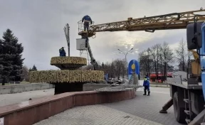 В Новокузнецке на фонтаны начали устанавливать зимнюю иллюминацию