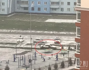 Фото: В Ленинском районе Кемерова автомобиль повис на заборе 1