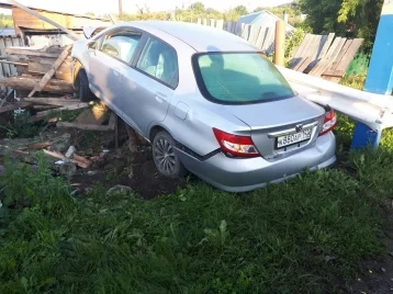 Фото: В Кемерове иномарка влетела в забор частного дома 1