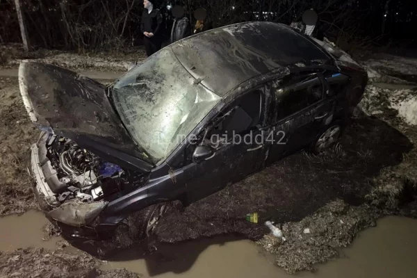 В Кемерове два человека получили травмы в ДТП из-за ямы на дороге