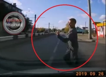 Фото: Момент наезда на пешехода в Кемерове сняли на видео 1